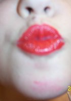 Марина с накрашенными губами старательно ласкает член язычком 13 фото