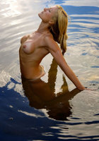 Взрослая гимнастка купается голышом в пруду 4 фотография