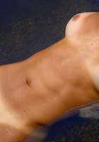 Взрослая гимнастка купается голышом в пруду 12 фото