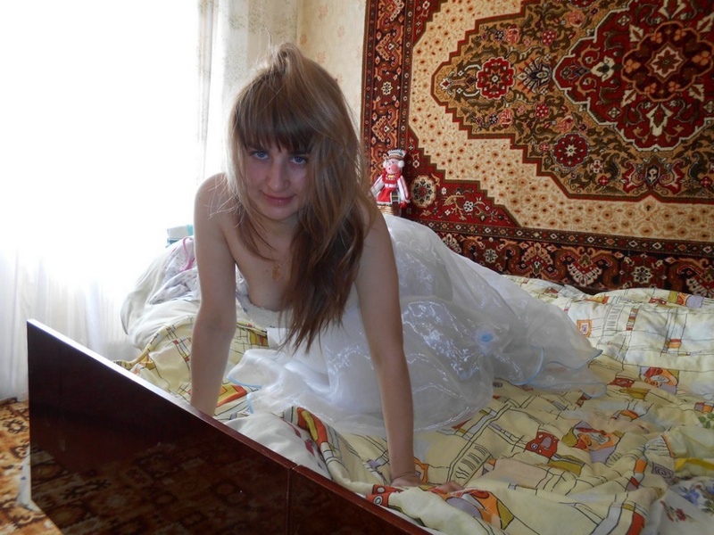 Краля на кровати светит писей надев на себя свадебную юбку 12 фотография