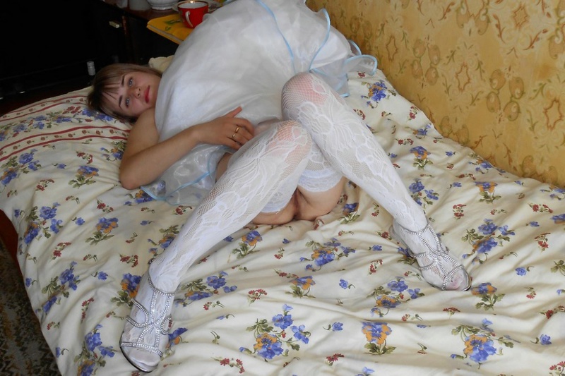 Краля на кровати светит писей надев на себя свадебную юбку 15 фотография