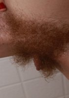 Сучка хвастается очень волосатой мандой в ванной 4 фото