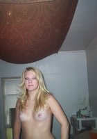Молодая девушка хвастается маленькой грудью в общаге 8 фото