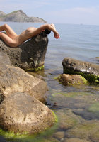 Голая милашка отдыхает у моря 10 фото