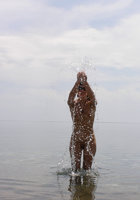 Голая милашка отдыхает у моря 7 фотография