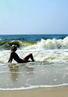 На море блондинка позирует с голыми титьками 14 фото