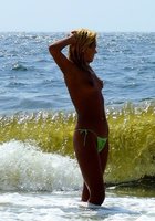 На море блондинка позирует с голыми титьками 8 фотография