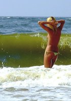 На море блондинка позирует с голыми титьками 3 фотография