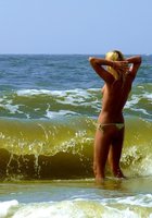 На море блондинка позирует с голыми титьками 11 фото