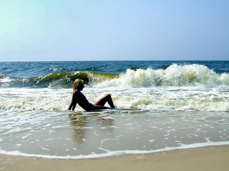На море блондинка позирует с голыми титьками 14 фотография