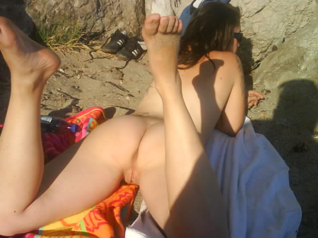 Развратная грешница показывает голую вульву даже на пляже 5 фотография