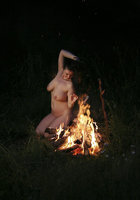 Голая колдунья танцует у огня голышом 4 фотография