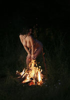 Голая колдунья танцует у огня голышом 3 фото
