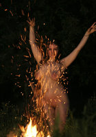 Голая колдунья танцует у огня голышом 14 фото