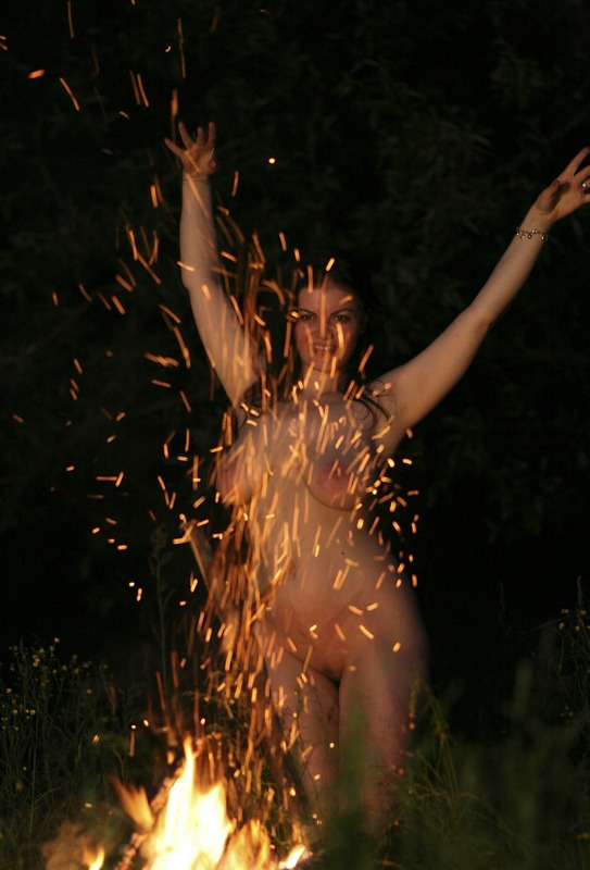 Голая колдунья танцует у огня голышом 14 фотография