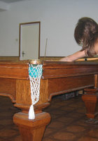 Голая леди играет залезла на бильярдный стол 7 фото