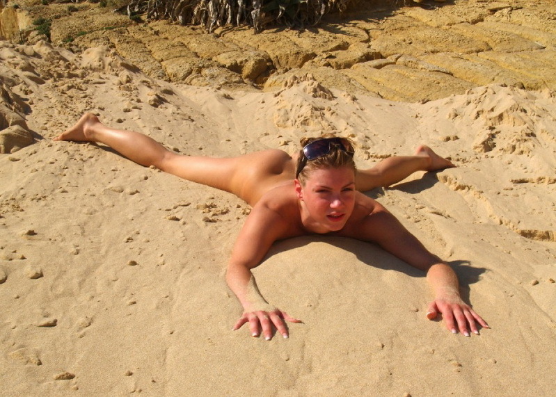 Голая дама проводит лето валяясь в песке 12 фотография