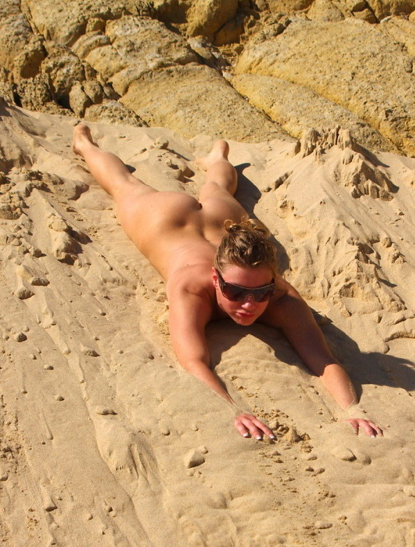 Голая дама проводит лето валяясь в песке 10 фотография