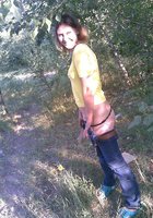 В лесу чика спустила с себя штаны с трусами 11 фото