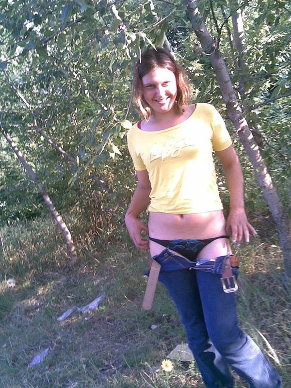 В лесу чика спустила с себя штаны с трусами 5 фотография
