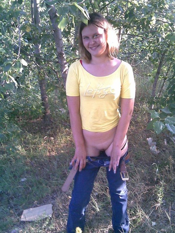 В лесу чика спустила с себя штаны с трусами 10 фотография
