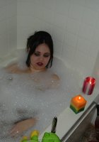 Толстая брюнетка купается в ванной 21 фото