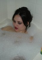 Толстая брюнетка купается в ванной 19 фотография