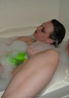 Толстая брюнетка купается в ванной 4 фотография