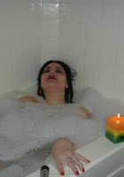 Толстая брюнетка купается в ванной 8 фото