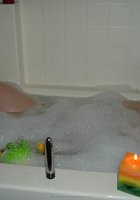 Толстая брюнетка купается в ванной 29 фотография