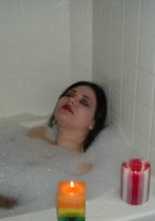 Толстая брюнетка купается в ванной 28 фото