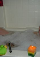 Толстая брюнетка купается в ванной 38 фото