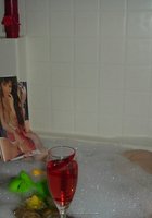 Толстая брюнетка купается в ванной 24 фото