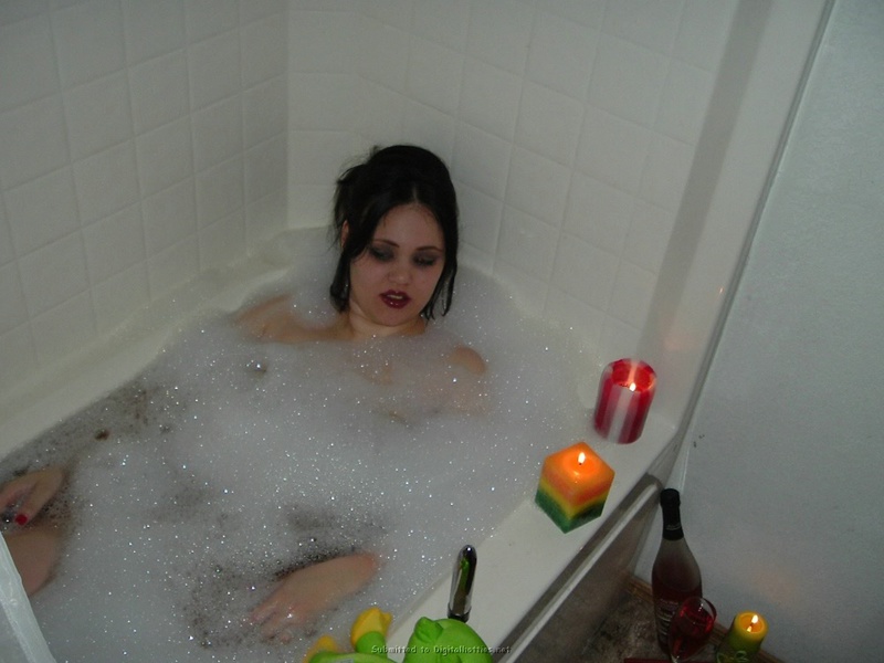Толстая брюнетка купается в ванной 21 фотография