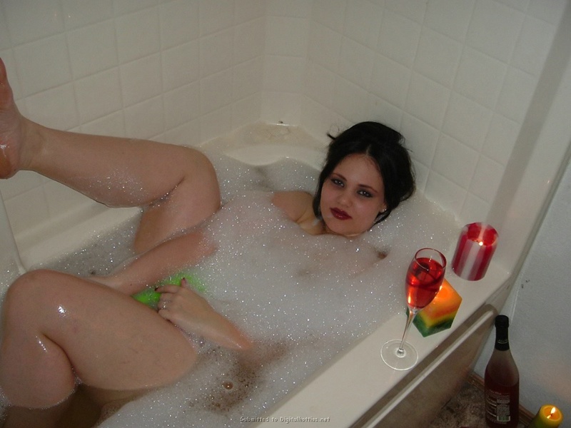 Толстая брюнетка купается в ванной 18 фотография
