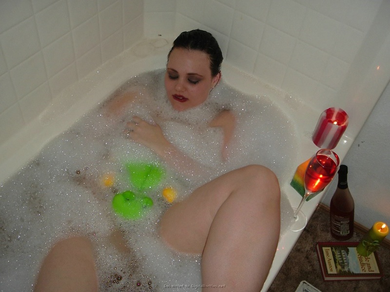 Толстая брюнетка купается в ванной 2 фотография