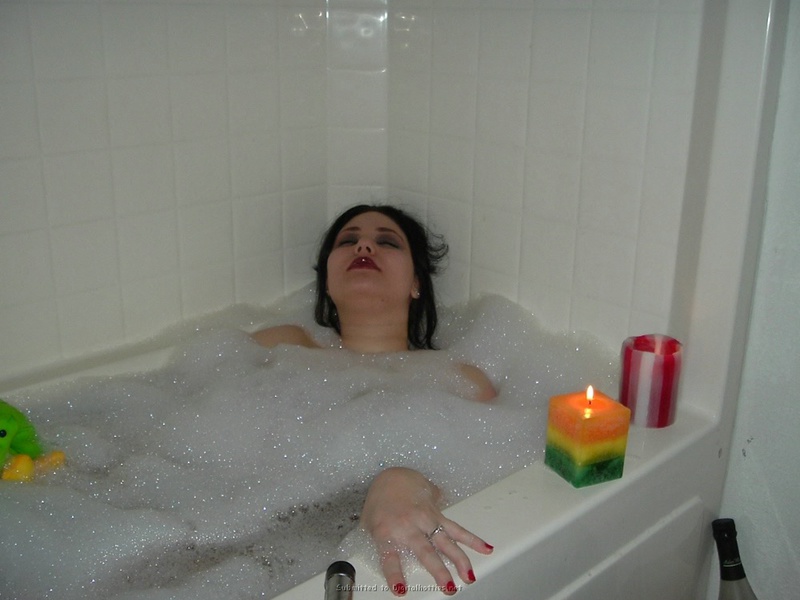 Толстая брюнетка купается в ванной 8 фотография