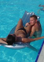 Взрослая брюнетка отдыхает в бассейне топлес 11 фото