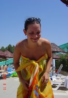 Взрослая брюнетка отдыхает в бассейне топлес 9 фото