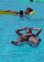 Взрослая брюнетка отдыхает в бассейне топлес 12 фото