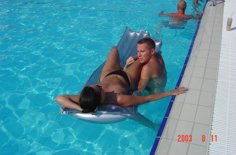 Взрослая брюнетка отдыхает в бассейне топлес 11 фотография