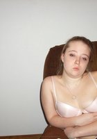Не симпатичная девка ваялется на матрасе голая 3 фотография