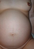 Беременная мисс легла на спину чтобы показать небритую писю 21 фотография