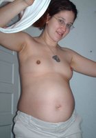 Беременная мисс легла на спину чтобы показать небритую писю 2 фото