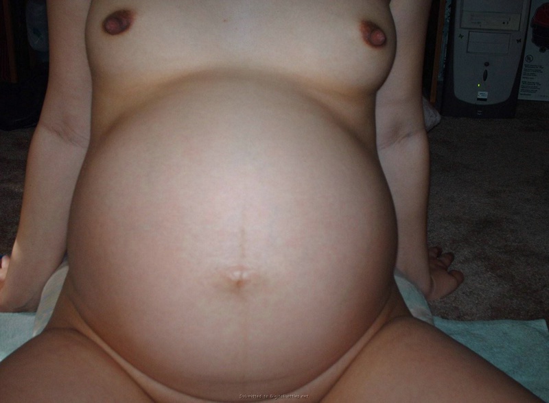 Беременная мисс легла на спину чтобы показать небритую писю 21 фотография