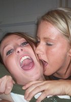 Пьяные лесбиянки целуются в гостях у друга 11 фотография