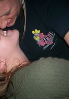 Пьяные лесбиянки целуются в гостях у друга 7 фотография