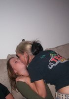 Пьяные лесбиянки целуются в гостях у друга 5 фотография