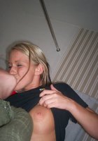 Пьяные лесбиянки целуются в гостях у друга 12 фотография