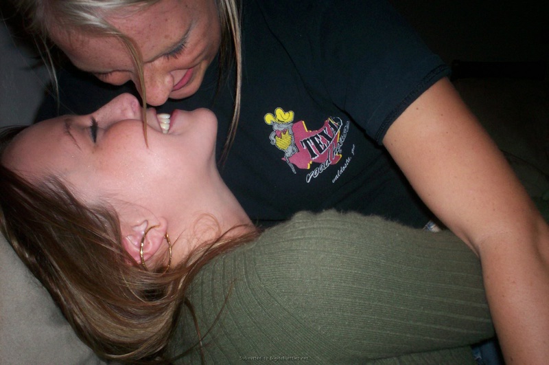 Пьяные лесбиянки целуются в гостях у друга 7 фотография